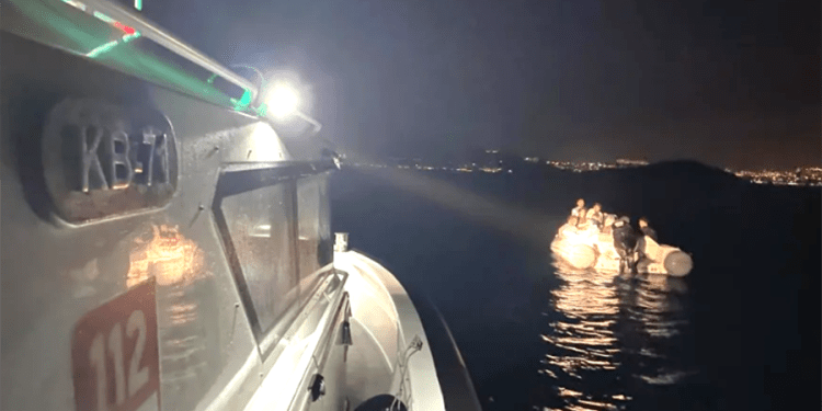 Bodrum açıklarında sürüklenen göçmenler kurtarıldı