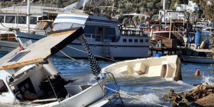 Bodrum’da fırtına kabusu, tekneler karaya sürüklendi