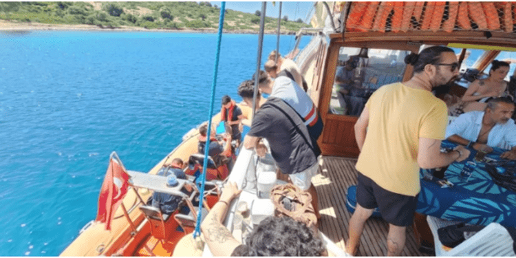 Denetlenen 44 otel kapatıldı, denizde ceza yağdı