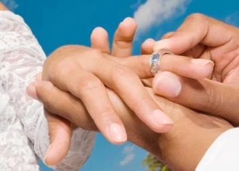 O ezber bozuluyor: Erkekler eşlerin soyadını alacak