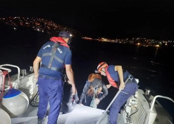 Yunan adalarına yüzerek geçerken ölüyorlardı, sahil güvenlik kurtardı