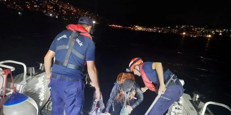 Yunan adalarına yüzerek geçerken ölüyorlardı, sahil güvenlik kurtardı