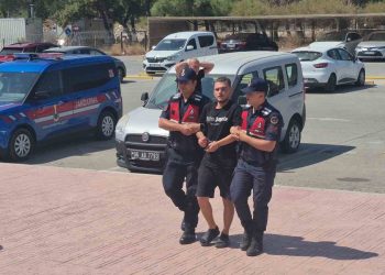 Göçmenlerle birlikte kıskıvrak yakalandı