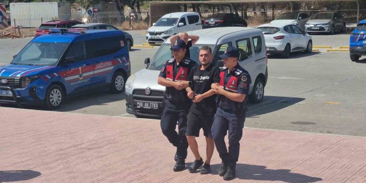 Göçmenlerle birlikte kıskıvrak yakalandı