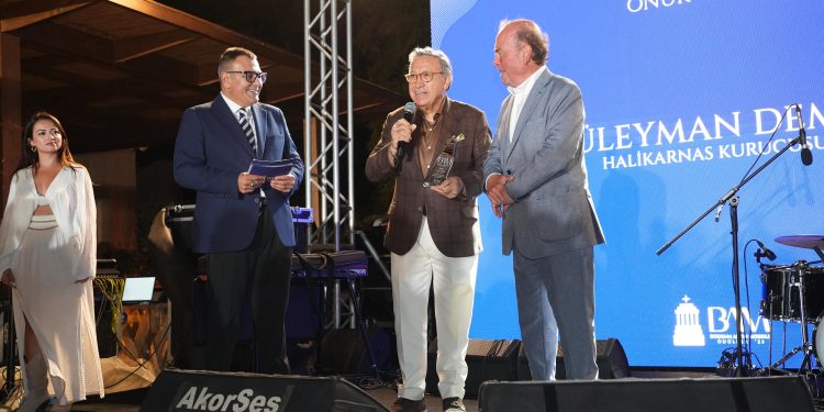 Bodrum Altın Mozele Onur Ödülü Efsane Halikarnas’ın kurucusu Süleyman Demir’e verildi