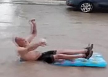 Meteoroloji Uyardı, Turistler Coştu: Fethiye’nin Sele Teslim Yolları ‘Oyun Alanı’ Oldu