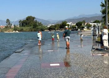 Fethiye’de gelgit nedeniyle deniz suyu yükseldi