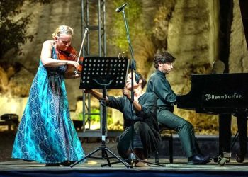 Gümüşlük Festivali’nde Alman kemancı Rebekka Hartmann ve Atakan Sarı büyüledi