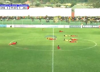 Yeşil sahalarda akılalmaz olay: Tüm futbolcular yere yattı