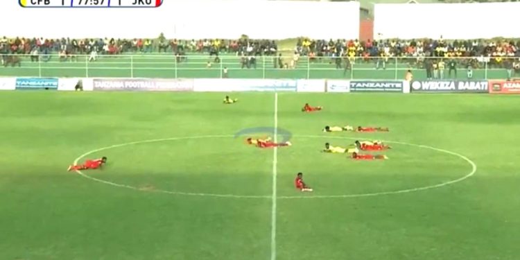 Yeşil sahalarda akılalmaz olay: Tüm futbolcular yere yattı