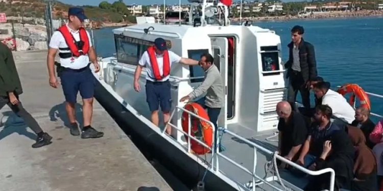 Bodrum açıklarında can Salı içinde sürüklenen göçmenler kurtarıldı
