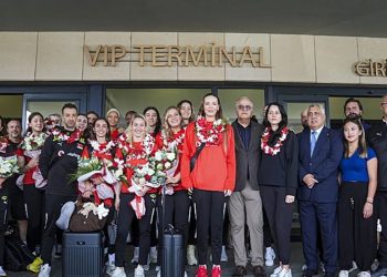 Dünya ikincisi ‘Filenin Sultanları’ yurda döndü