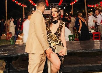 Defne Samyeli’nin Kızı Havalimanına Bikiniyle Geldi