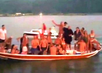 Akyaka Azmağı’nda Müthiş An: Hayranları Tekneden, Mustafa Sandal Kıyıdan Şarkıya Eşlik Etti