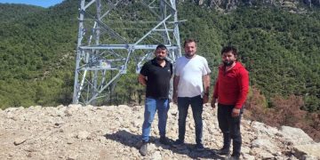 Yüksek gerilim hattında gerginlik “Paralarını alamayan işçiler direk tepesinde süresiz eyleme başladı”