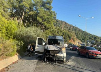 Marmaris’te turistleri taşıyan minibüs alev aldı