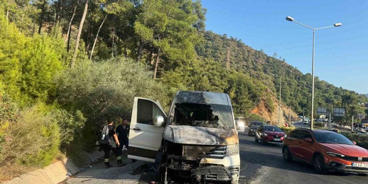 Marmaris’te turistleri taşıyan minibüs alev aldı