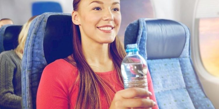 Uçaklarda su bardakla ücretsiz, şişe ile parayla