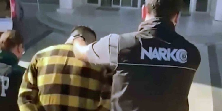 Ula’da narkotik operasyonu! Evlerinin bahçesini uyuşturucu bahçesine çevirmişler