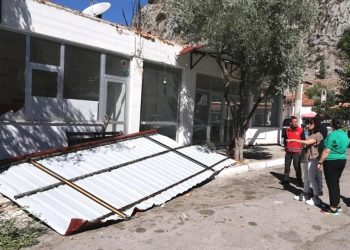 Muğla’da fırtına evlerin çatılarını ve minareleri uçurdu