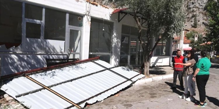 Muğla’da fırtına evlerin çatılarını ve minareleri uçurdu