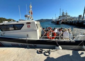 Yatla getirilip Yunanistan diye adaya bırakılan göçmenler kurtarıldı