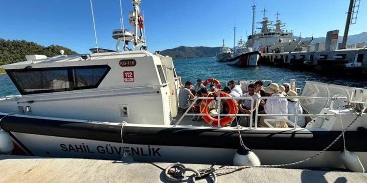 Yatla getirilip Yunanistan diye adaya bırakılan göçmenler kurtarıldı