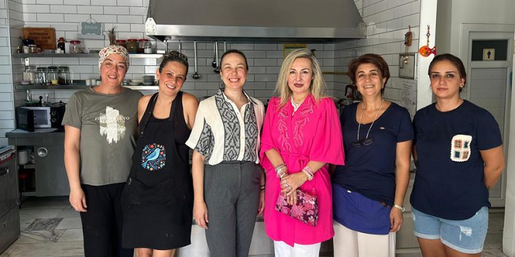 Kaymakam eşinden kadın emeğine destek