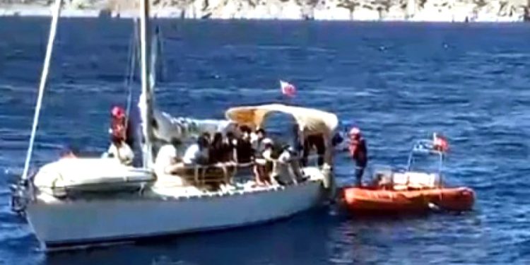 Muğla açıklarından İtalya’ya giden yelkenli teknede göçmen operasyonu