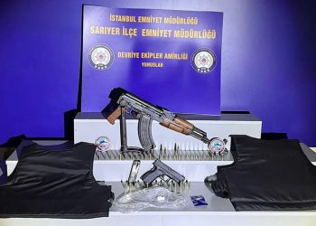 İnterpol tarafından aranan kişi İstanbul’da gitar kılıfına gizlenmiş kalaşnikofla yakalandı