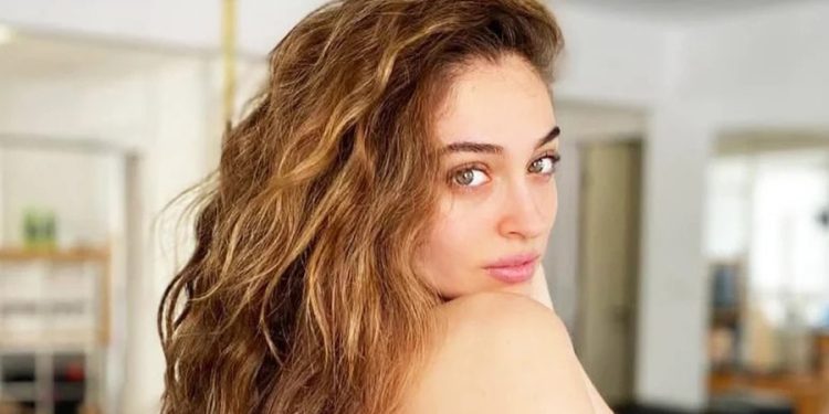 Cemre Baysel sette kaza geçirdi