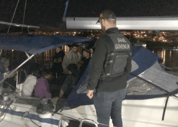 Bodrum açıklarından İtalya’ya gitmeye çalışan  yelkenli teknede 106 göçmen 2 organizatör yakalandı