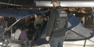 Bodrum açıklarından İtalya’ya gitmeye çalışan  yelkenli teknede 106 göçmen 2 organizatör yakalandı
