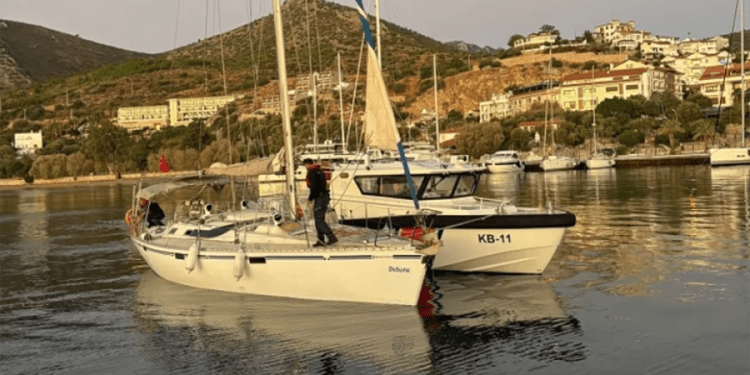 Muğla Açıklarında 37 Düzensiz Göçmen ve 2 Göçmen Kaçakçısı Yakalandı