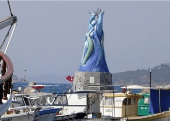 Bodrum’un 25 yıllık Ege Heykeli’nin 7 yıllık sürgünü bitti, yerine geri döndü