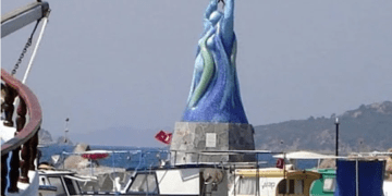 Bodrum’un 25 yıllık Ege Heykeli’nin 7 yıllık sürgünü bitti, yerine geri döndü