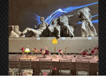 Müzedeki Tapınak heykellerinin önünde akşam yemeği kriz çıkardı