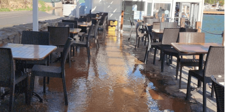 Torba’da su isale hattı kafeteryanın ortasında patladı tonlarca su boşa aktı