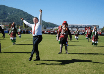 Cumhuriyet Bayramı kutlamalarında Kaymakam’dan Zeybek oyunu