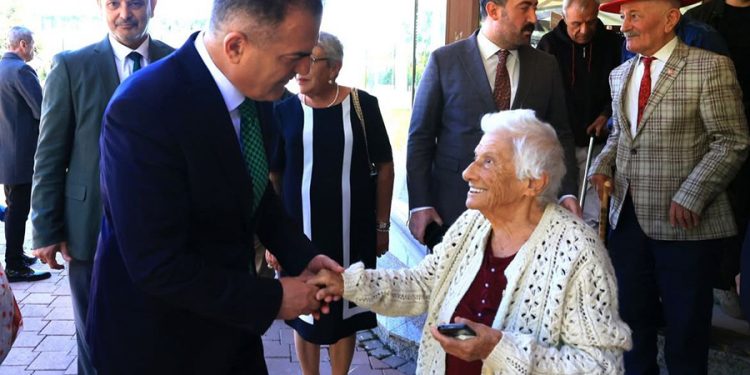 Vali Akbıyık’tan Yaşlılar Günü’nde Neylüfer Teyzeye Anlamlı Jest