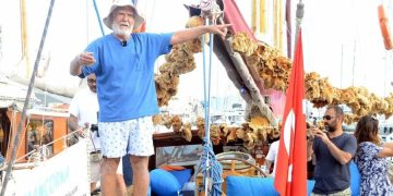 Son seferine çıkan efsane süngerci Aksona Mehmet Bodrum’da Atatürk posterleri ile karşılandı