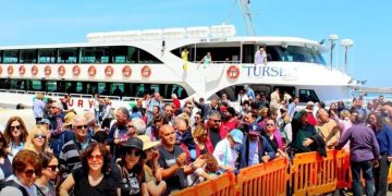 Türk turistler komşu adayı ihya etti, 100 bin Türk turist adayı ziyaret etti