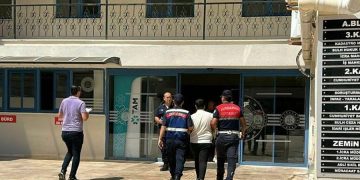 Dolandırıcılıktan aranan kadın Marmaris’te erkek kılığında yakalandı