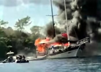 Mavi yolculuktaki ahşap teknede yangın çıktı can pazarı yaşandı