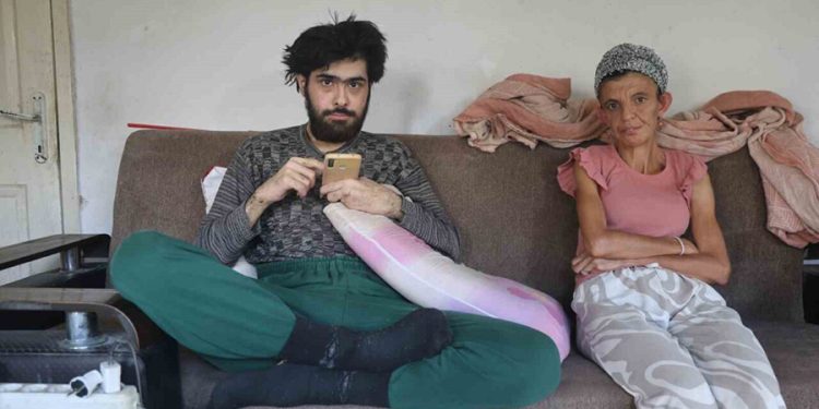 Telefon bağımlısı genç