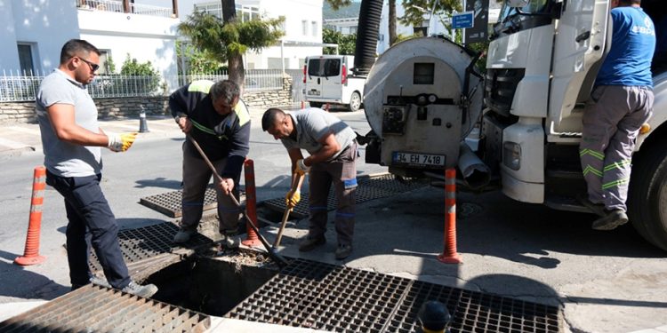 Bodrum’da Mazgal ve Yağmur Suyu Hattı Temizliği Sürüyor