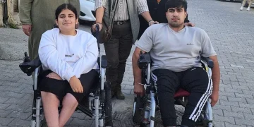 KOSKOCA BODRUM’ DA İKİ ENGELLİ ÖĞRENCİYE SERVİS ARACI BULAMAYINCA ÇÖZÜMÜ “ÇOCUKLAR OKUMASINLAR” DİYE BULDULAR İDDİASI