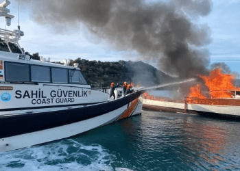 Kekova’da ahşap gulet yat yandı