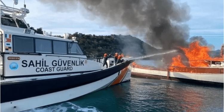 Kekova’da ahşap gulet yat yandı