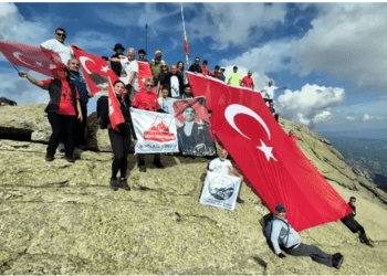 Bodrumlu dağcılar zirvede  Atatürk’ü andılar